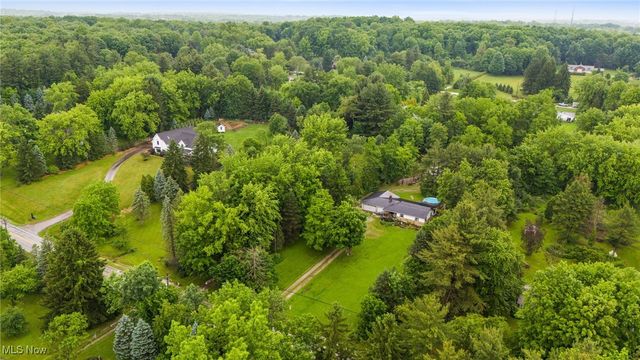 8902 Taylor May Road, Chagrin Falls, OH 44023