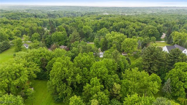 8902 Taylor May Road, Chagrin Falls, OH 44023