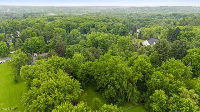 8902 Taylor May Road, Chagrin Falls, OH 44023