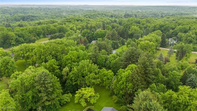 8902 Taylor May Road, Chagrin Falls, OH 44023