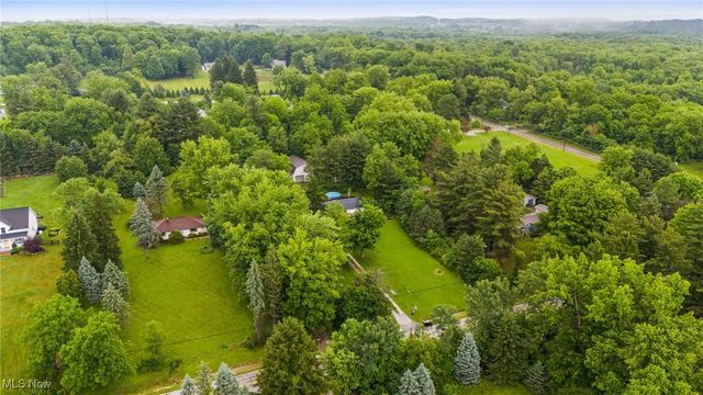 8902 Taylor May Road, Chagrin Falls, OH 44023