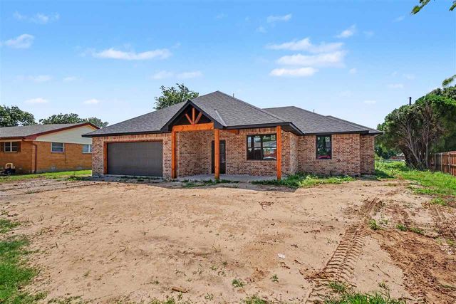 1318 SE Barclay Rd, Lawton, OK 73501