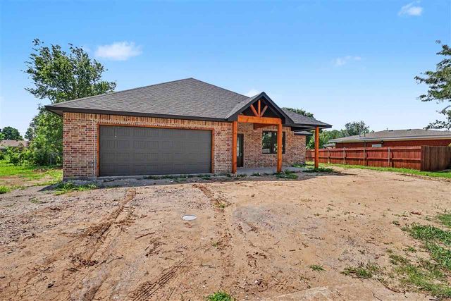 1318 SE Barclay Rd, Lawton, OK 73501