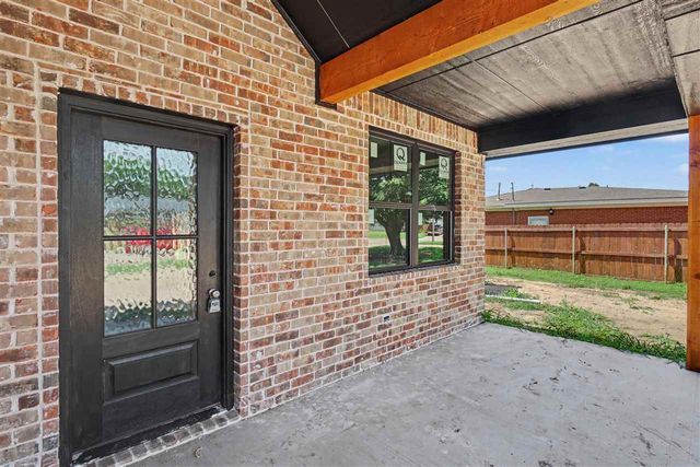 1318 SE Barclay Rd, Lawton, OK 73501