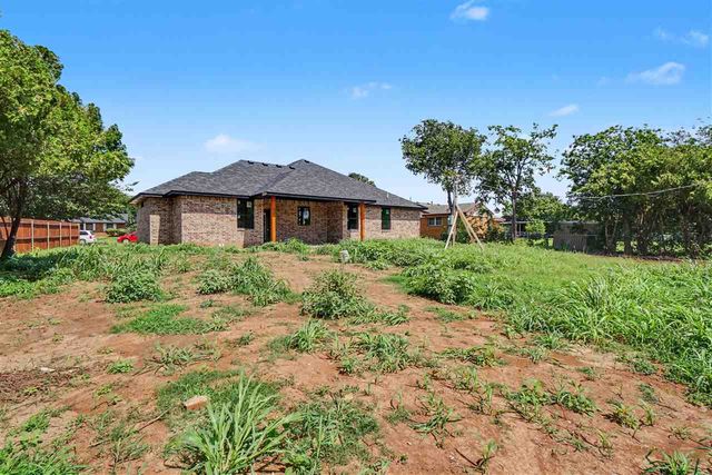 1318 SE Barclay Rd, Lawton, OK 73501