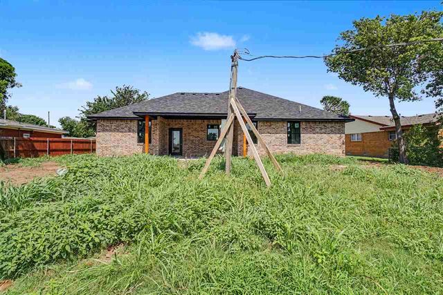 1318 SE Barclay Rd, Lawton, OK 73501