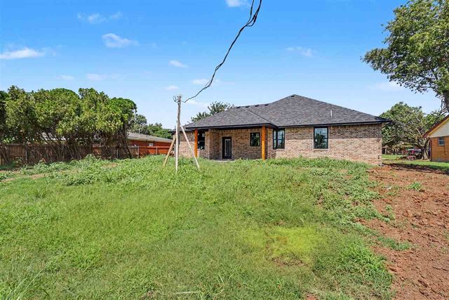 1318 SE Barclay Rd, Lawton, OK 73501