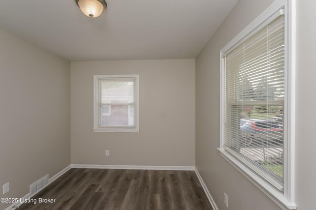 8300 Pandorea Dr, Louisville, KY 40258