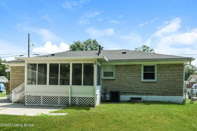 8300 Pandorea Dr, Louisville, KY 40258