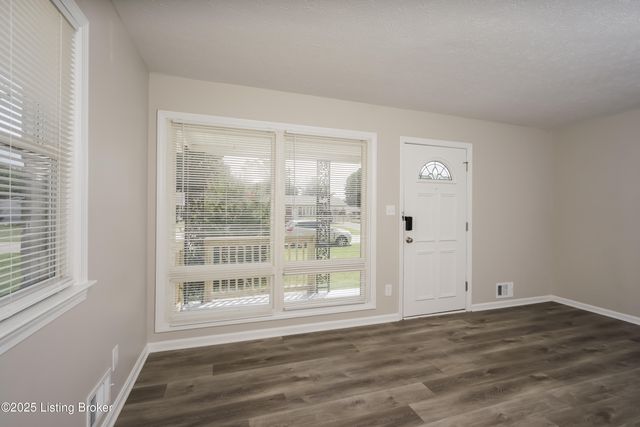 8300 Pandorea Dr, Louisville, KY 40258