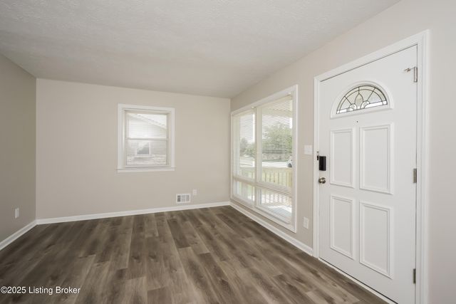 8300 Pandorea Dr, Louisville, KY 40258