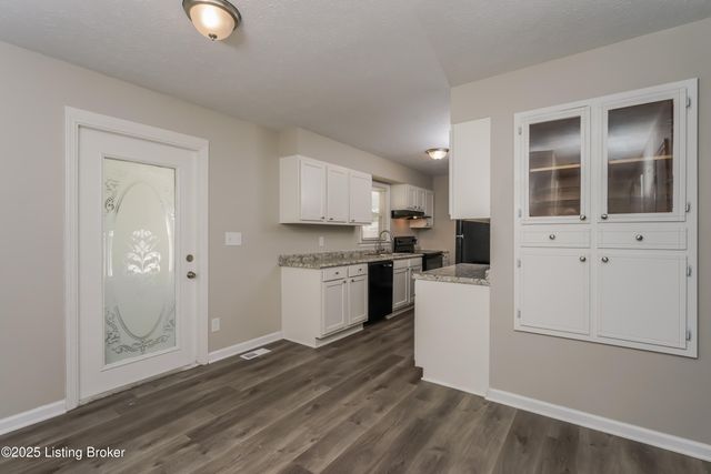 8300 Pandorea Dr, Louisville, KY 40258