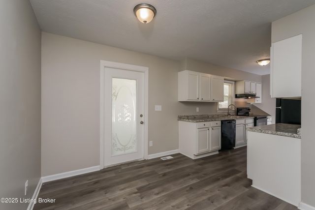 8300 Pandorea Dr, Louisville, KY 40258