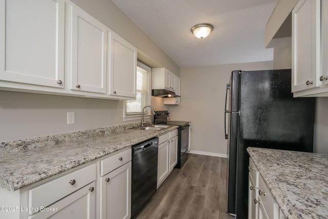 8300 Pandorea Dr, Louisville, KY 40258