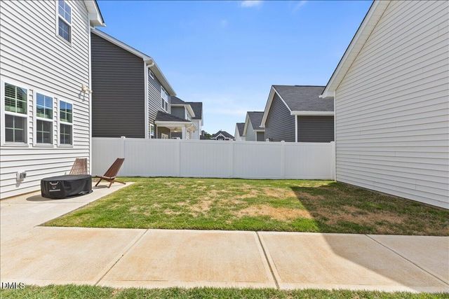 33 Pear Blossom Pkwy, Clayton, NC 27520