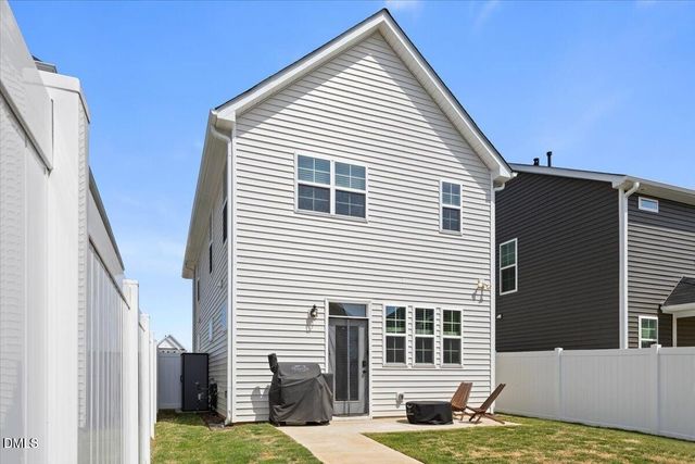 33 Pear Blossom Pkwy, Clayton, NC 27520