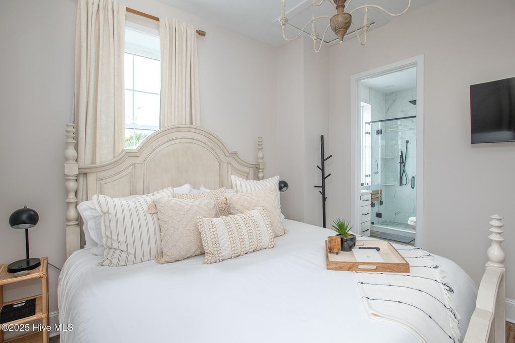 Image 16 of property listing at 121 Turner Street, Beaufort, NC 28516