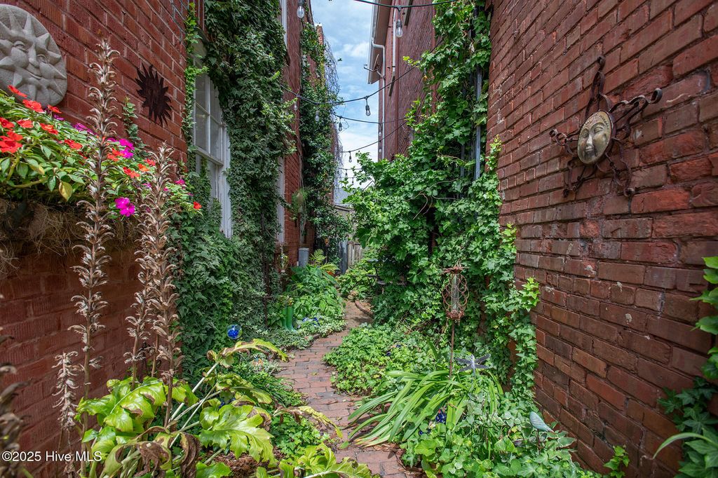 Image 2 of property listing at 121 Turner Street, Beaufort, NC 28516