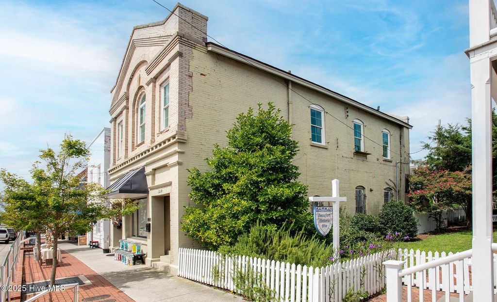 Image 3 of property listing at 121 Turner Street, Beaufort, NC 28516