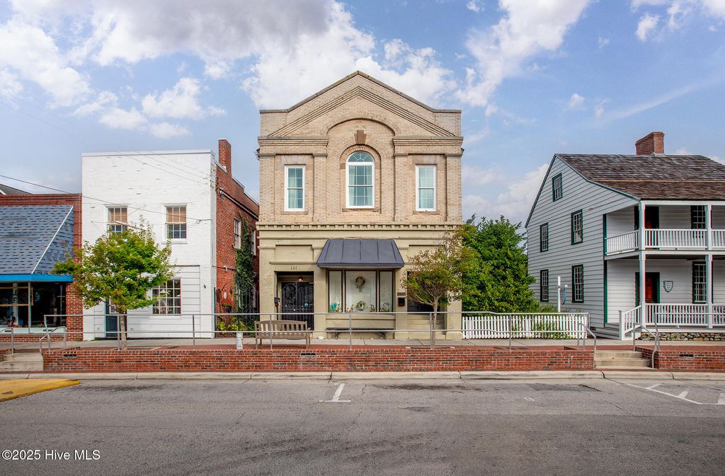 Image 31 of property listing at 121 Turner Street, Beaufort, NC 28516