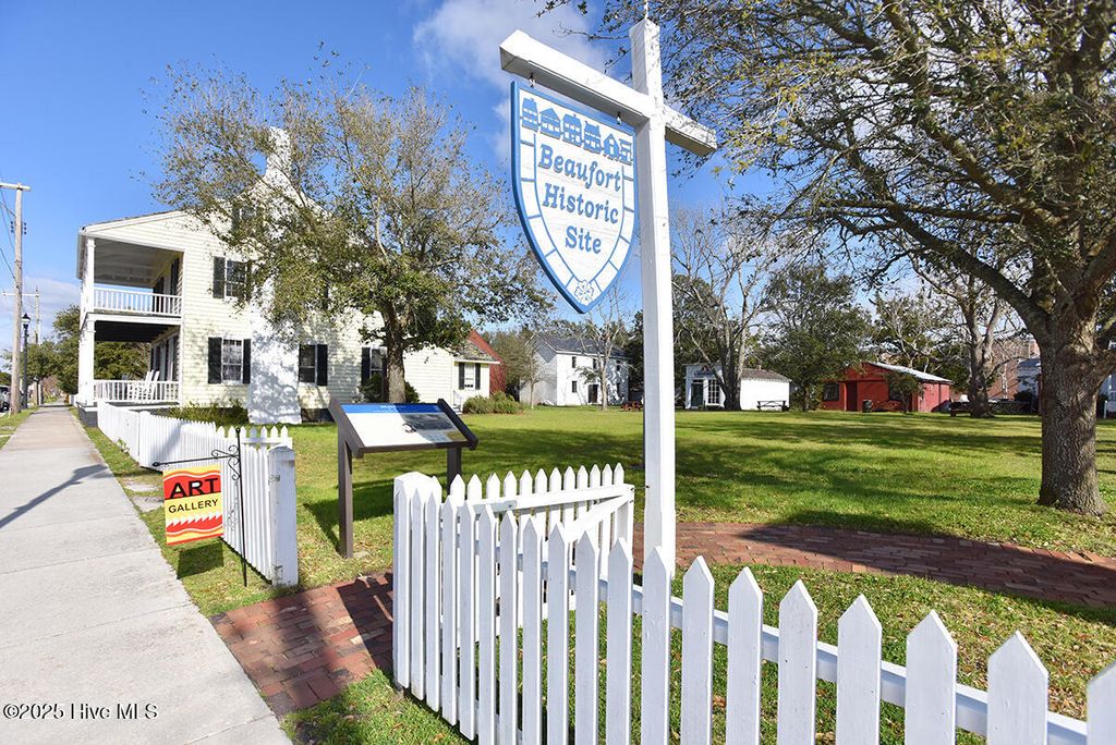 Image 40 of property listing at 121 Turner Street, Beaufort, NC 28516