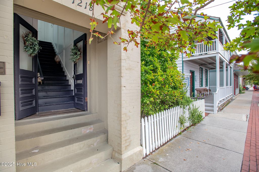 Image 5 of property listing at 121 Turner Street, Beaufort, NC 28516