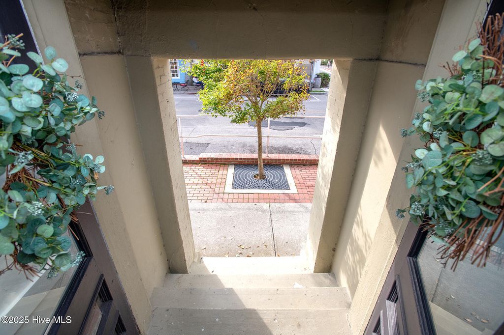 Image 6 of property listing at 121 Turner Street, Beaufort, NC 28516