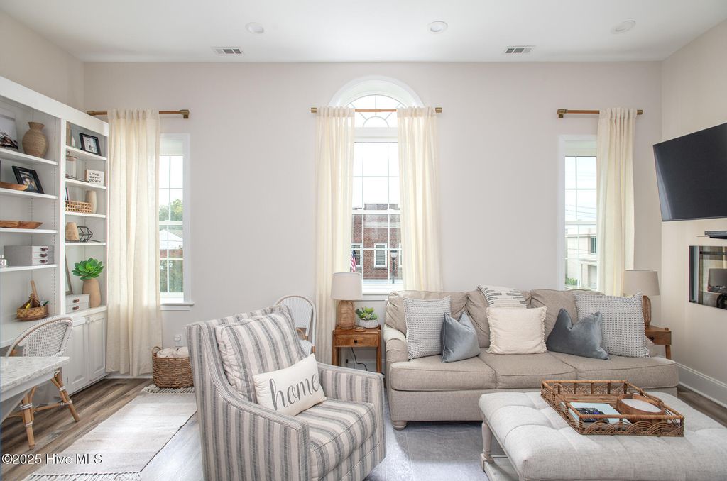 Image 8 of property listing at 121 Turner Street, Beaufort, NC 28516