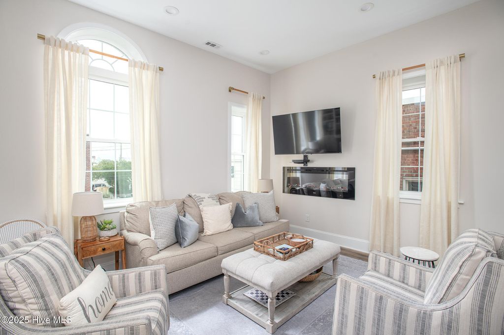 Image 9 of property listing at 121 Turner Street, Beaufort, NC 28516