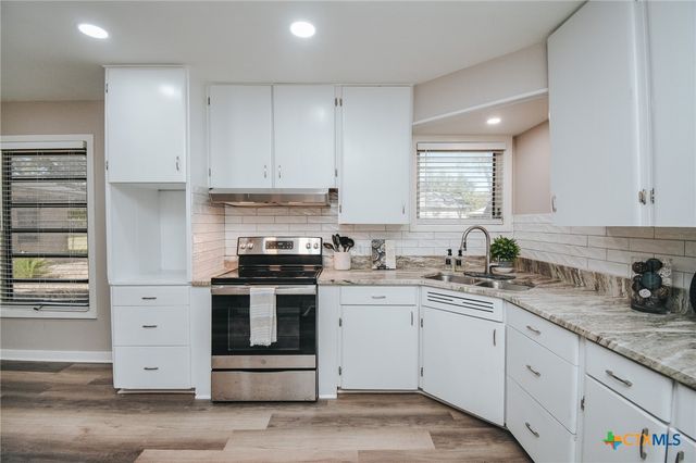 2206 E Stayton Avenue, Victoria, TX 77901