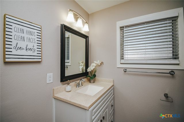 2206 E Stayton Avenue, Victoria, TX 77901