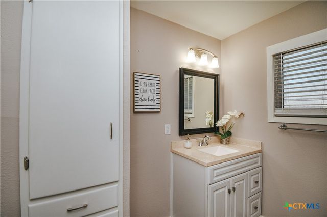 2206 E Stayton Avenue, Victoria, TX 77901