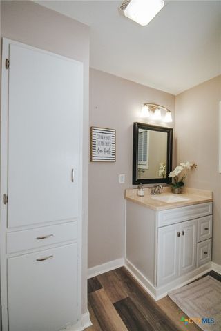 2206 E Stayton Avenue, Victoria, TX 77901