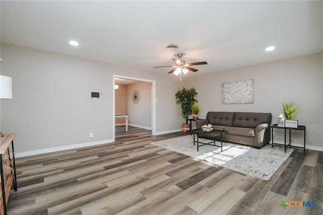 2206 E Stayton Avenue, Victoria, TX 77901