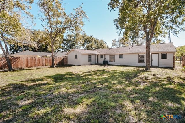 2206 E Stayton Avenue, Victoria, TX 77901