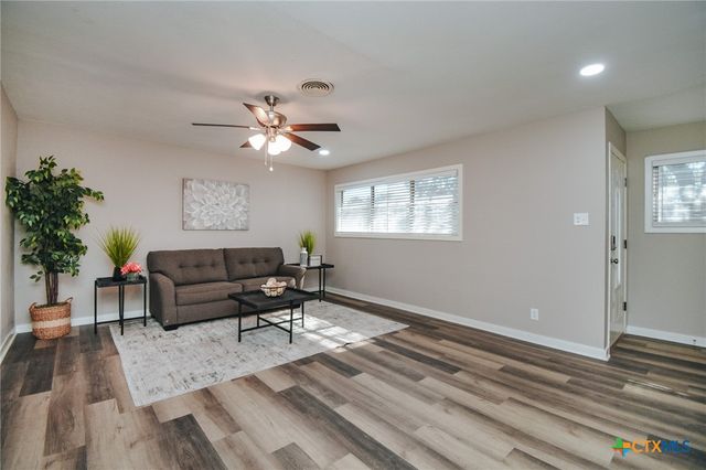 2206 E Stayton Avenue, Victoria, TX 77901