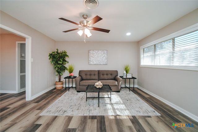 2206 E Stayton Avenue, Victoria, TX 77901