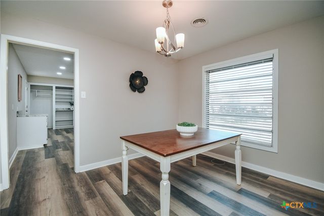 2206 E Stayton Avenue, Victoria, TX 77901