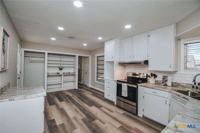 2206 E Stayton Avenue, Victoria, TX 77901