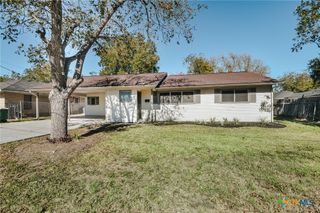 2206 E Stayton Avenue, Victoria, TX 77901