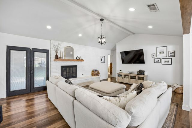 812 Prestwick Street, Bedford, TX 76022