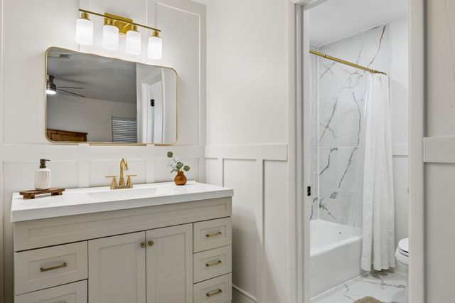 812 Prestwick Street, Bedford, TX 76022