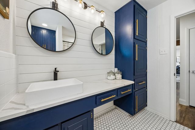 812 Prestwick Street, Bedford, TX 76022