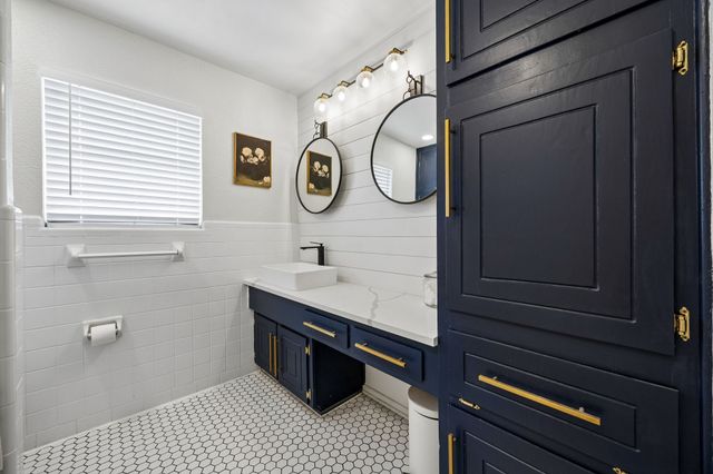 812 Prestwick Street, Bedford, TX 76022