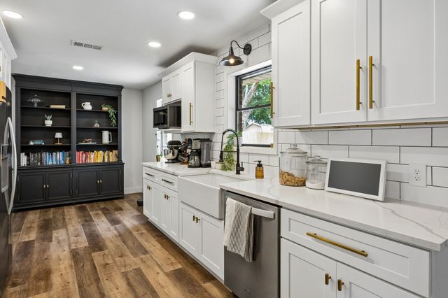 812 Prestwick Street, Bedford, TX 76022