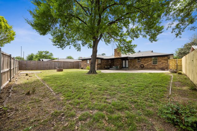 812 Prestwick Street, Bedford, TX 76022