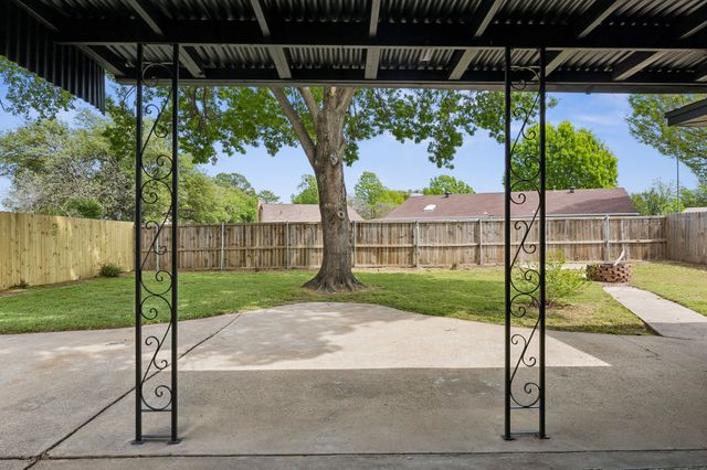 812 Prestwick Street, Bedford, TX 76022