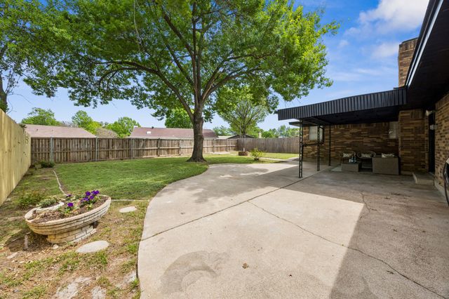 812 Prestwick Street, Bedford, TX 76022