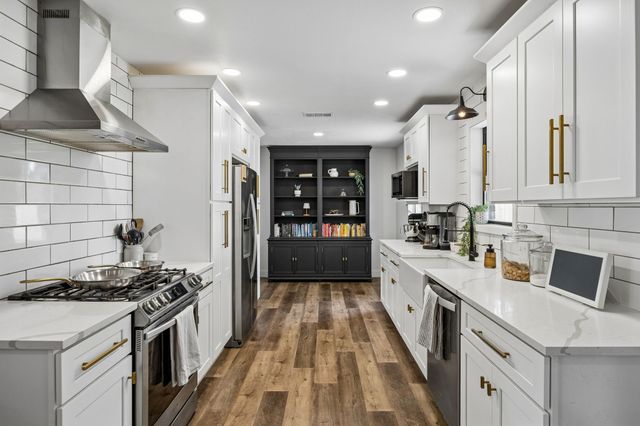 812 Prestwick Street, Bedford, TX 76022