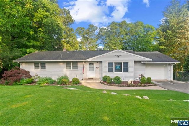 17 Foxhill Lane, Ringwood, NJ 07456